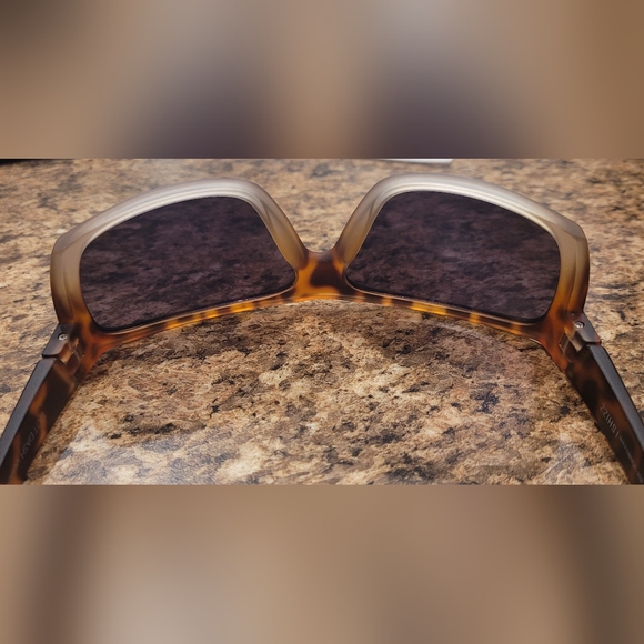Dot Dash sunglasses in tortoise shell  , gently used but excellent condition - Picture 3 of 7
